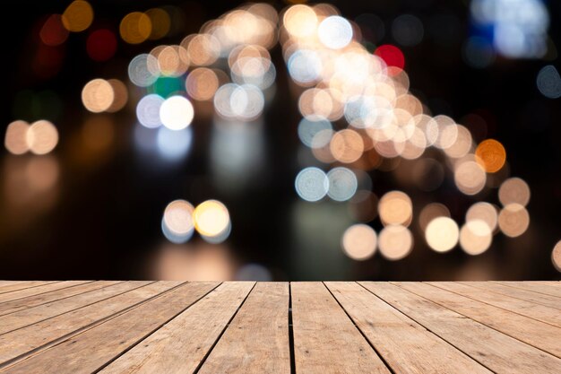 Imagen desenfocada de luces iluminadas en la mesa