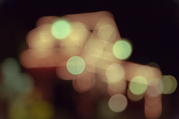 Imagen desenfocada de luces iluminadas por la noche