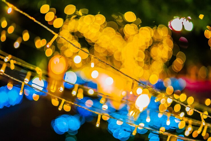 Foto imagen desenfocada de luces iluminadas por la noche