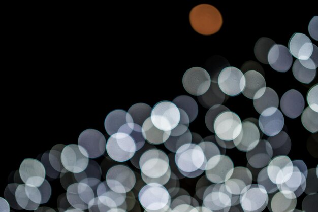 Imagen desenfocada de luces iluminadas por la noche