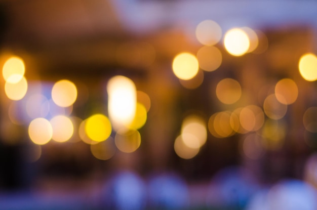 Imagen desenfocada de luces iluminadas por la noche