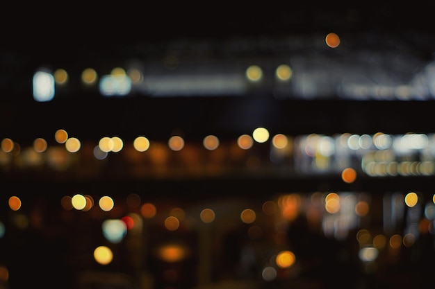 Imagen desenfocada de luces iluminadas por la noche