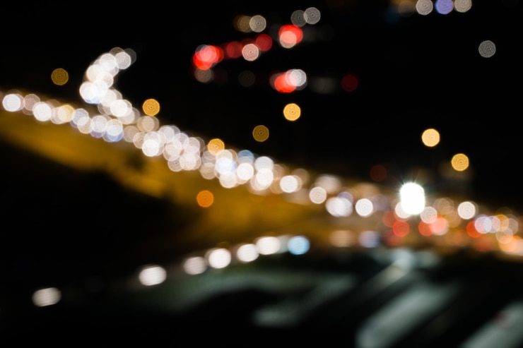 Foto imagen desenfocada de luces iluminadas por la noche