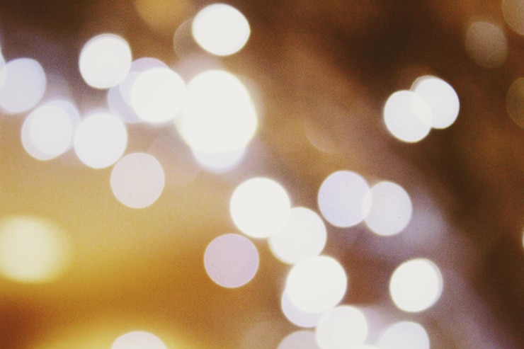 Foto imagen desenfocada de luces iluminadas por la noche
