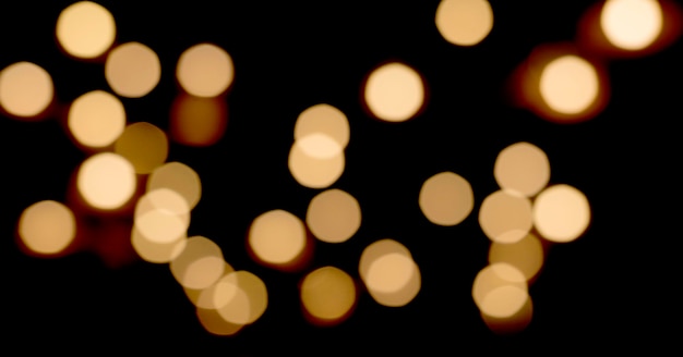 Imagen desenfocada de luces iluminadas por la noche
