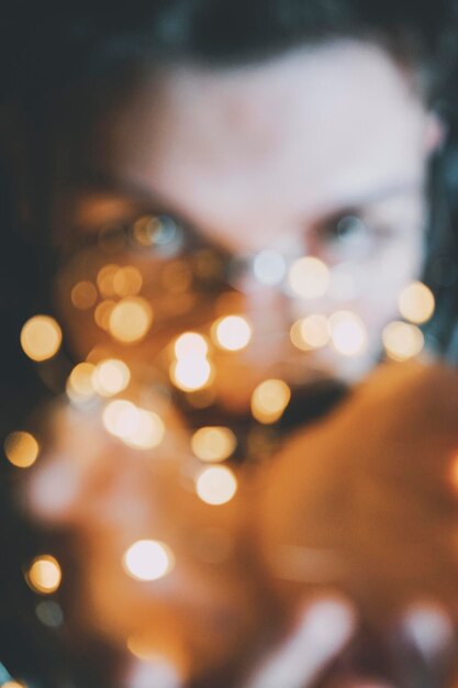 Foto imagen desenfocada de luces iluminadas por la noche