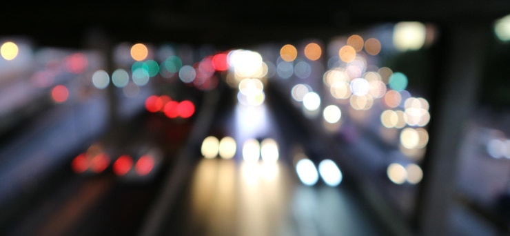 Foto imagen desenfocada de luces iluminadas por la noche