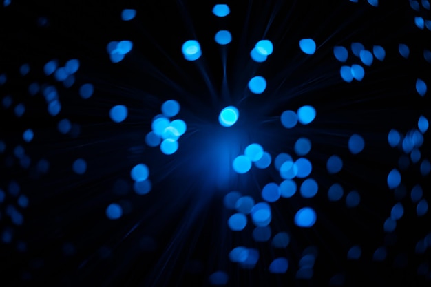 Imagen desenfocada de luces iluminadas por la noche