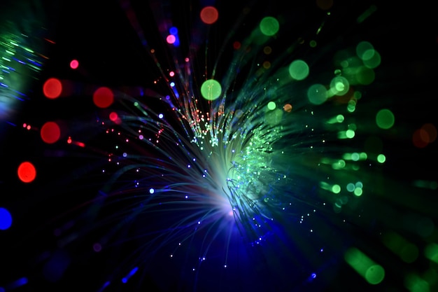 Imagen desenfocada de luces iluminadas por la noche