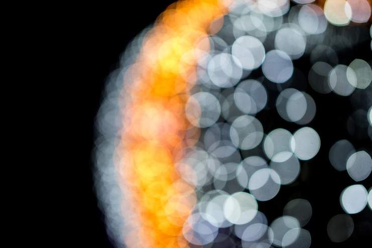 Foto imagen desenfocada de luces iluminadas por la noche