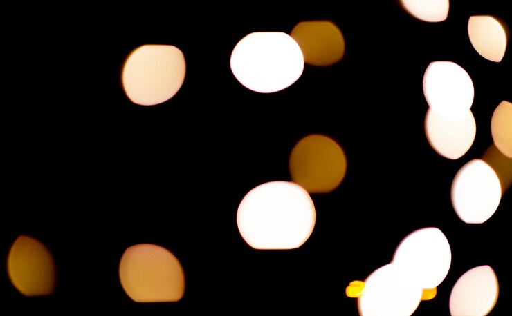 Foto imagen desenfocada de luces iluminadas por la noche