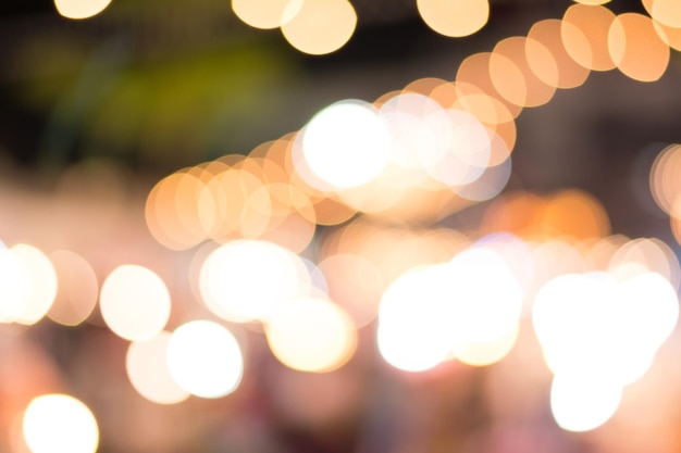 Imagen desenfocada de luces iluminadas por la noche