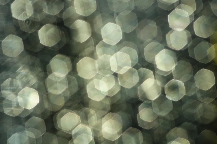 Foto imagen desenfocada de luces iluminadas por la noche