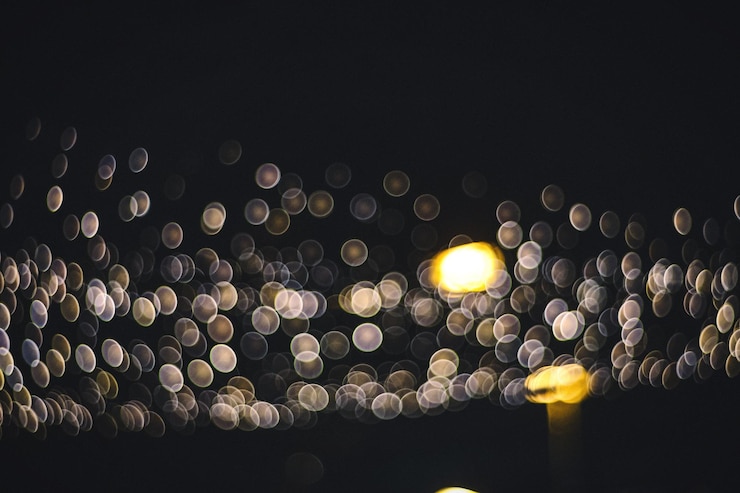 Foto imagen desenfocada de luces iluminadas por la noche
