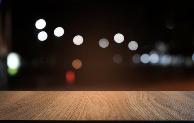 Imagen desenfocada de luces iluminadas en el suelo de madera