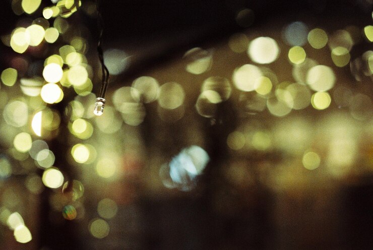Foto imagen desenfocada de luces iluminadas en vidrio mojado