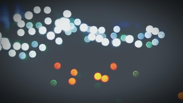 Foto imagen desenfocada de las luces de navidad por la noche
