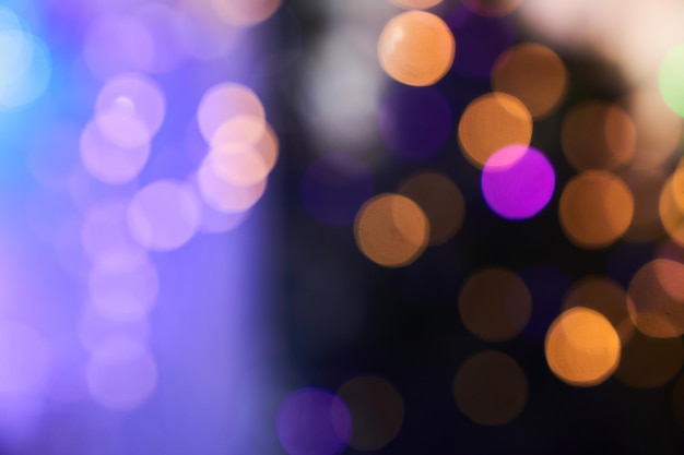 Imagen desenfocada de luces navideñas iluminadas por la noche