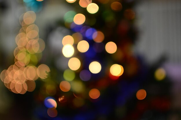 Imagen desenfocada de luces navideñas iluminadas por la noche