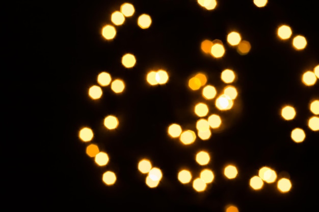 Foto imagen desenfocada de luces navideñas iluminadas por la noche