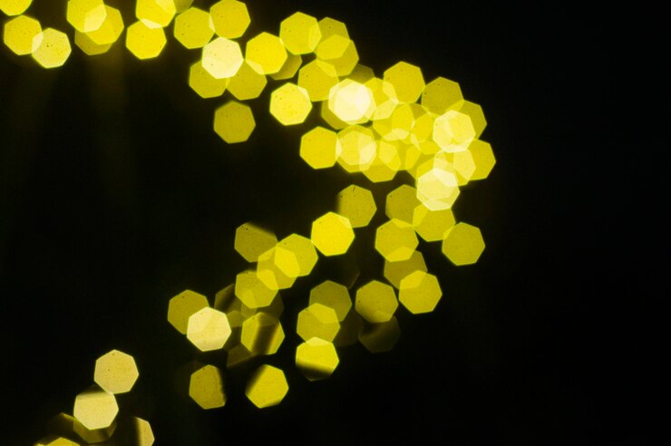 Foto imagen desenfocada de luces navideñas iluminadas por la noche