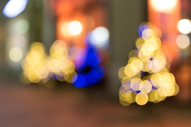 Foto imagen desenfocada de luces navideñas iluminadas