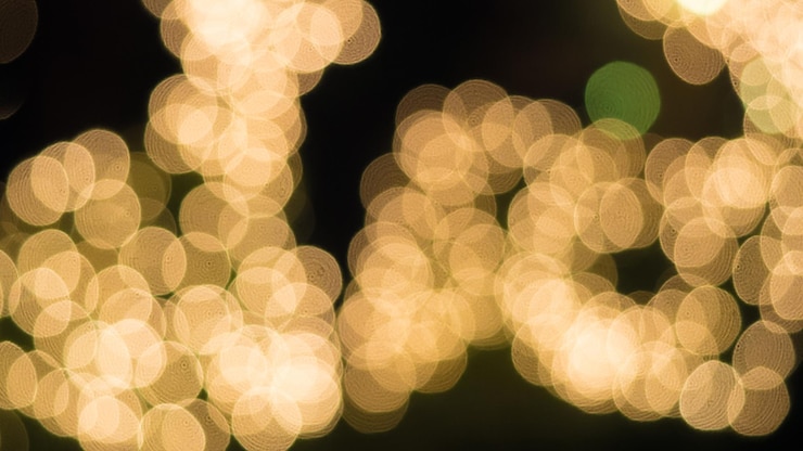 Foto imagen desenfocada de luces navideñas iluminadas