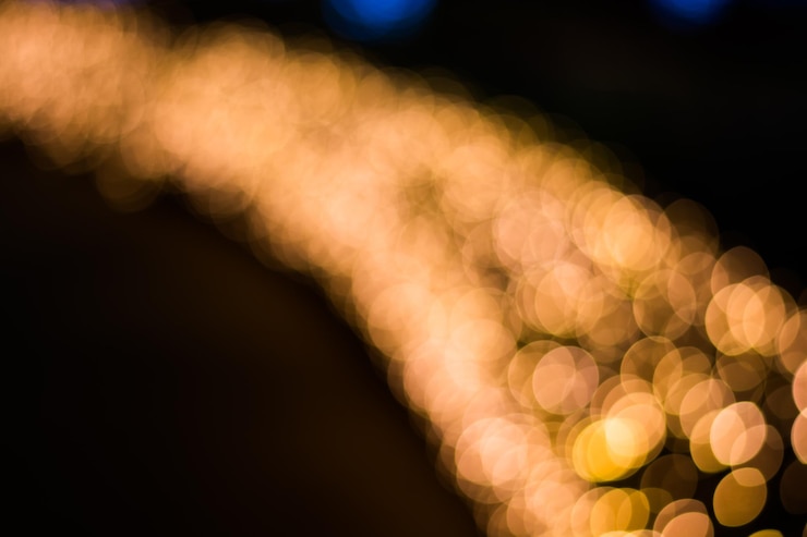 Foto imagen desenfocada de luces navideñas iluminadas