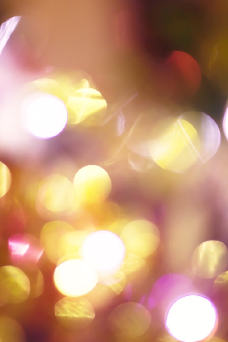 Foto imagen desenfocada de luces navideñas iluminadas