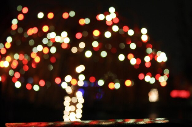 Imagen desenfocada de luces navideñas iluminadas