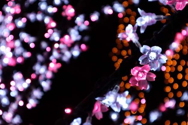 Imagen desenfocada de luces navideñas iluminadas
