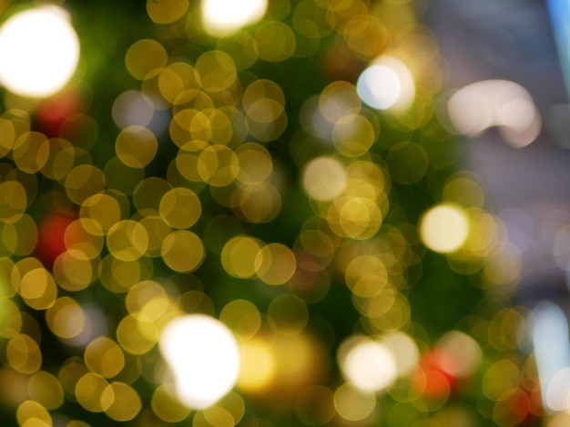 Imagen desenfocada de luces navideñas iluminadas