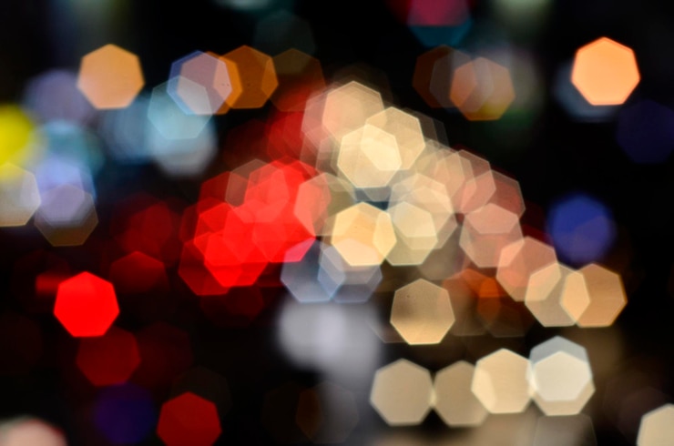 Foto imagen desenfocada de las luces por la noche