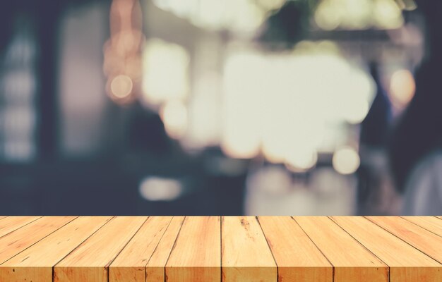 Imagen desenfocada de una mesa de madera