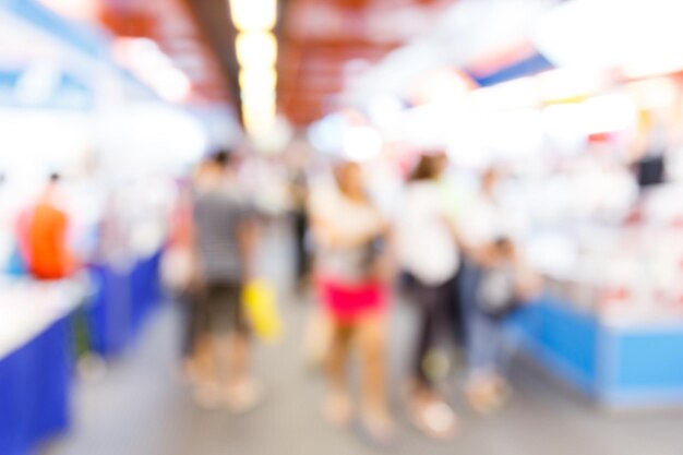 Imagen desenfocada de personas en la tienda