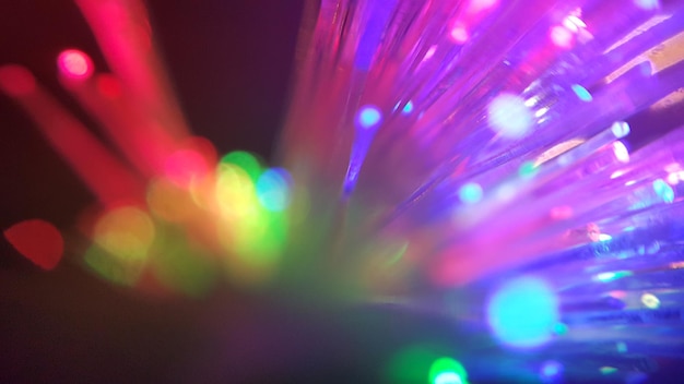 Imagen desfocada de fibra óptica iluminada