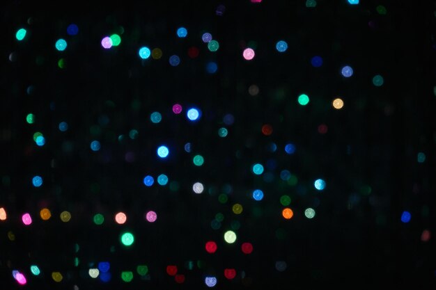 Imagen desfocada de luces iluminadas contra un fondo negro