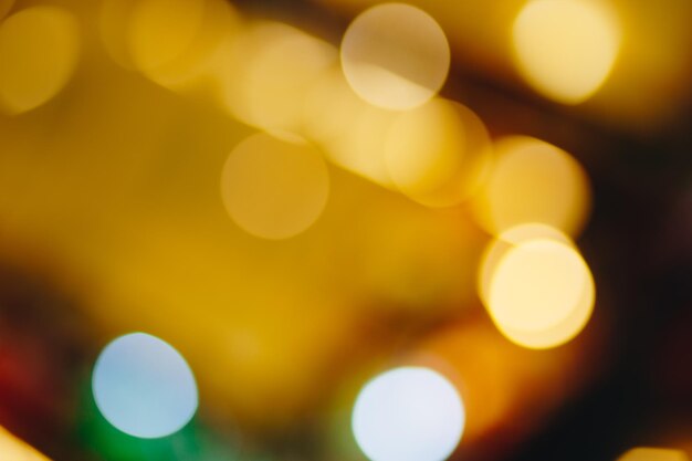 Imagen desfocada de luces iluminadas