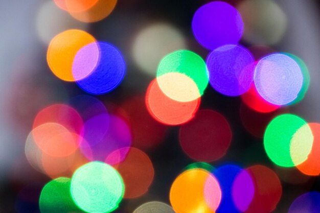 Imagen desfocada de luces iluminadas