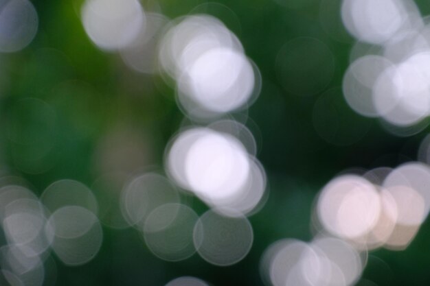 Imagen desfocada de luces iluminadas