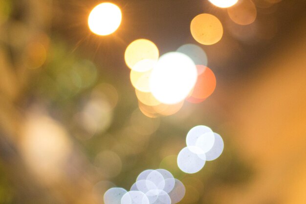 Imagen desfocada de luces iluminadas