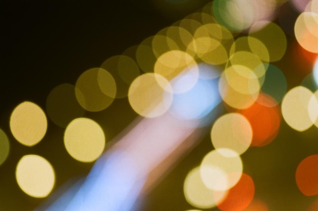 Imagen desfocada de luces iluminadas