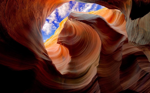 una imagen de un desierto con una formación de roca roja