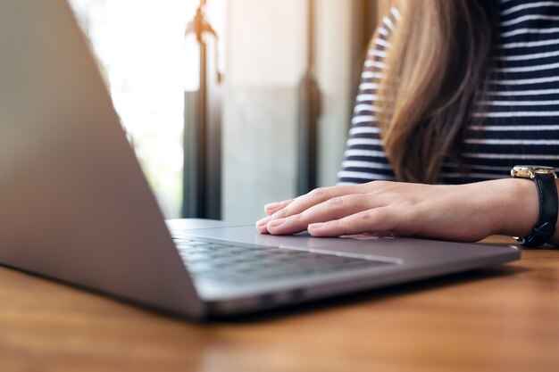 Imagen de detalle de la mujer de negocios trabajando y escribiendo en el teclado de la computadora portátil