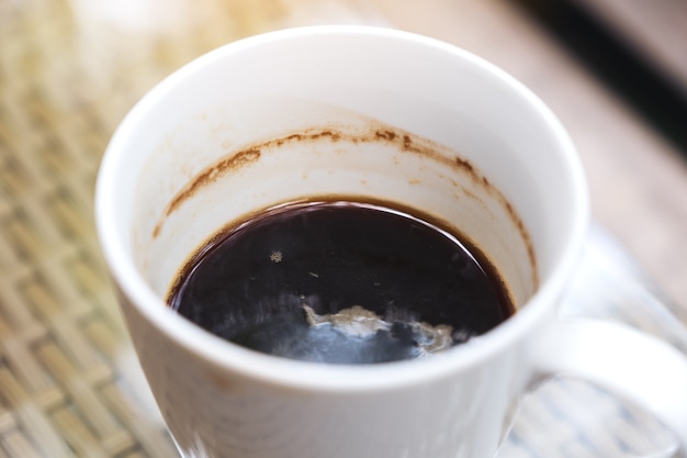 Imagen de detalle de una taza de café negro en la mesa