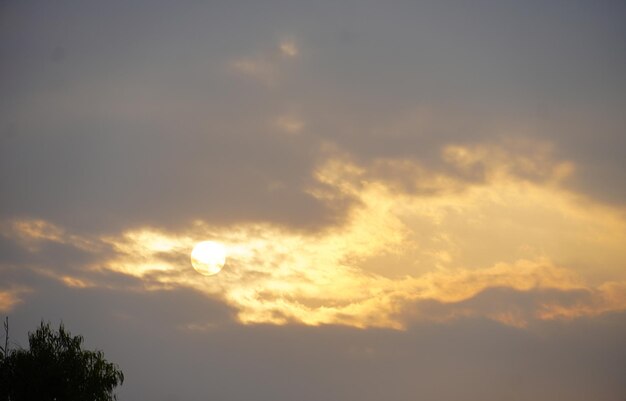 Imagen de día soleado de sol y nubes