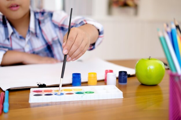 Foto imagen del dibujo del muchacho del niño en casa.