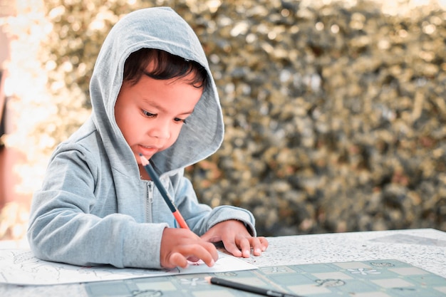 Imagen de dibujo de niño asiático lindo con crayón.