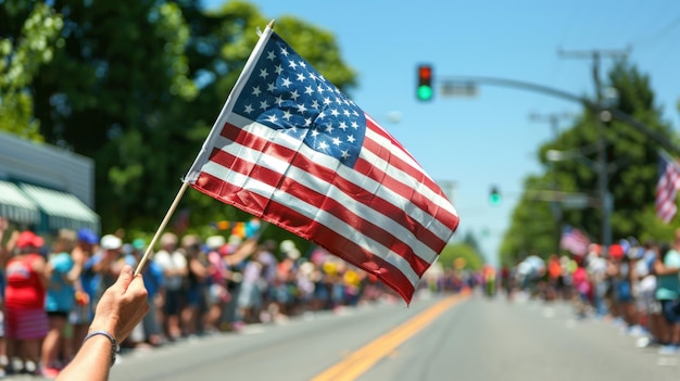 Una imagen dinámica de una mano agitando la bandera estadounidense en un desfile del 4 de julio con multitudes
