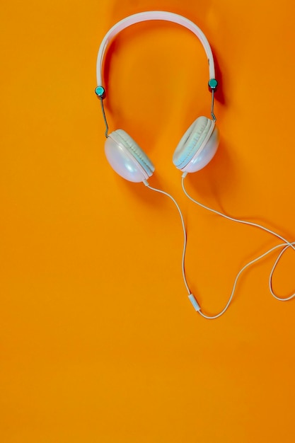 Imagen directamente por encima de los auriculares sobre un fondo naranja